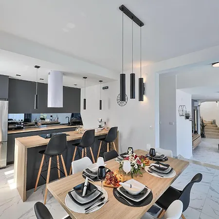 Dom wakacyjny Lovely In Seget Donji *