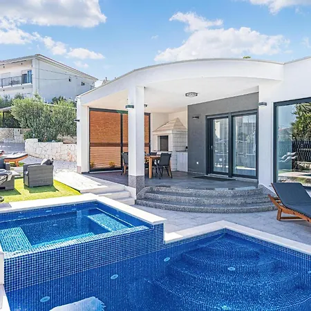 Lovely In Seget Donji Tatil Evi