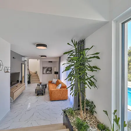 Lovely In Seget Donji